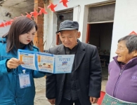 河南漯河：走村入户送服务 医保宣传暖民心