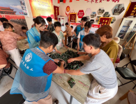 漯河市示范区黑龙潭镇：端午敬老暖民心