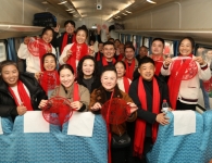 “情暖漯沪·爱满归途”漯河籍在沪务工人员乘爱心列车返乡