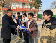 漯河市第三初级中学走进牛赵学校少年宫开展帮扶慰问活动