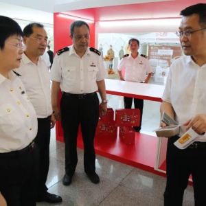 唐诗婷一行到华英公司参观调研