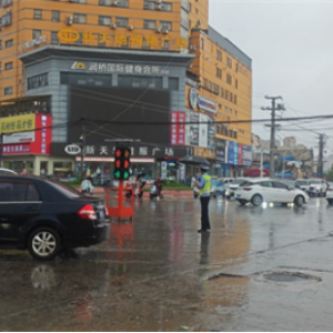 暴雨来袭 河南固始交警疏堵保畅护民安