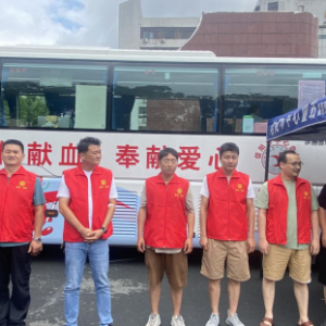 河南省信阳市浉河区委政法委组织志愿者参加应急献血活动