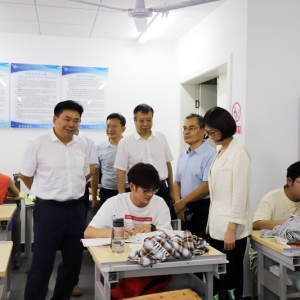 河南信阳农林学院党委书记黄松看望慰问暑期留校学生