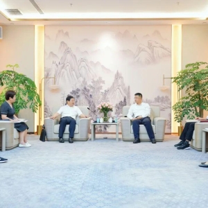 管保臣会见农行河南信阳分行党委书记、行长王道东一行
