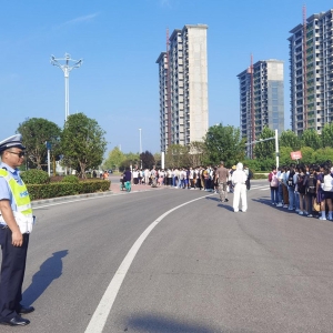 漯河市西城区交警大队全力为学生研学保驾护航