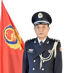 河南省信阳市交警支队组织离退休老干部开展拍摄警礼服纪念照活动