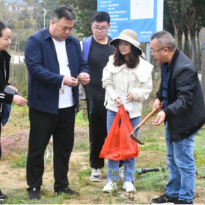 河南信阳农科院中药材团队赴浉河区调研中药材生产及产业发展现状