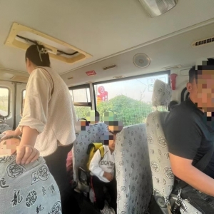 河南漯河：满载一车学生 司机竟然没有校车驾驶资质