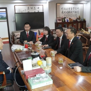 河南省信阳市浉河区法院党组书记、院长陈刚到信阳市文新茶叶有限责任公司走访座谈
