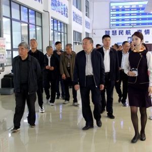 河南省信阳市委老干部局组织部分老干部到信阳航空职业学院参观