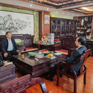 河南省信阳市浉河区人民法院党组书记、院长陈刚走访省政协委员叶雨兵