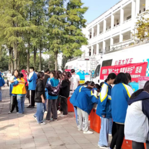 河南淮滨：“科普大篷车”点亮乡村群众科技梦