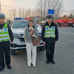 漯河交警：巡逻途中捡提包 “完璧归赵”获赞誉