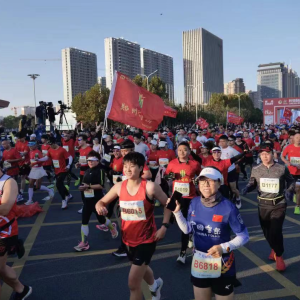 河南省信阳市浉河区：一场马拉松 爱上一座城