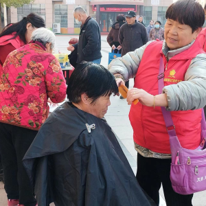 河南漯河：青年志愿者服务社区行动走进盛世浩苑小区