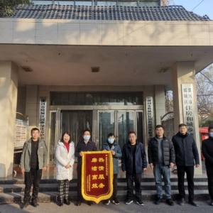 漯河市郾城区：全优服务暖人心 企业点赞送锦旗
