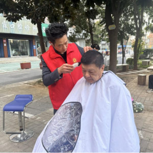河南省信阳市浉河区民权街道开展“幸福从头开始，温暖从心出发”义剪志愿服务活动