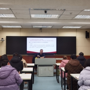 漯河市源汇区大刘镇党委书记郭嘉琦走进大刘镇初级中学讲授主题教育专题党课