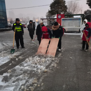 瑞雪满校园 除雪护安全｜漯河市源汇区实验学校开展清扫积雪行动