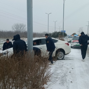 河南漯河：热心城管帮推车 举手之劳显真情
