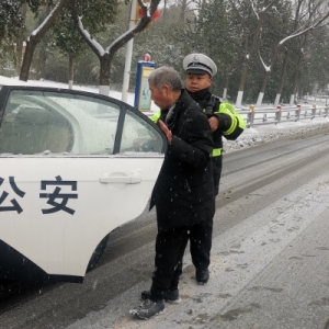 警民连心丨河南漯河：老人雪天迷路 交警热心相助