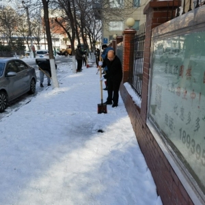 漯河小学积极开展扫雪除冰行动
