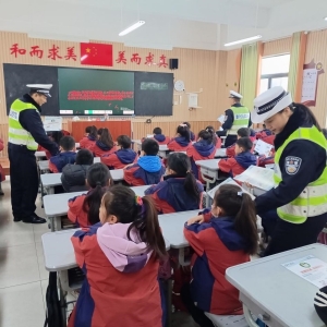 漯河市示范区大队走进西湖小学开展“开学第一课，交通安全进校园”活动