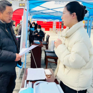 漯河市源汇区举行“春风行动”现场招聘会