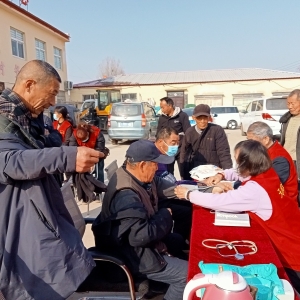 漯河市委市直机关工委与结对共建村坡杨村党支部联合开展“学雷锋 践行动”志愿服务活动