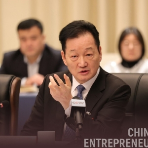 专访牧原秦英林：坚持长期主义，奋力向内求 | 连线两会