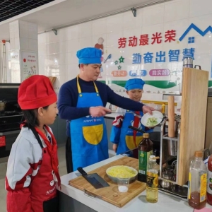 漯河市郾城区实验小学开展厨艺坊劳动实践活动