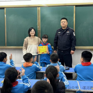 河南漯河：好少年拾金不昧 警官到校送奖状