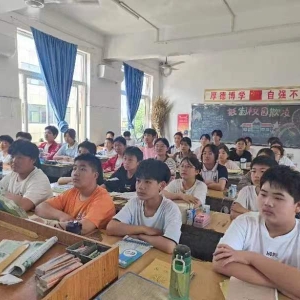 漯河市源汇区大刘镇初级中学，举行交通安全主题班会活动