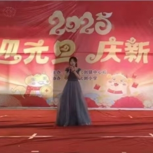 漯河市源汇区大刘镇初级中学师生欢歌热舞迎新年