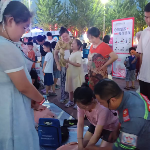 河南漯河：地摊不卖货  只传“救命招”