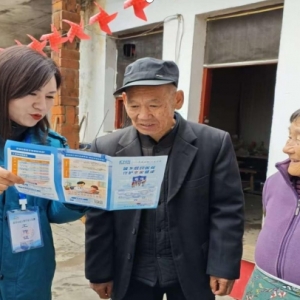 河南漯河：走村入户送服务 医保宣传暖民心