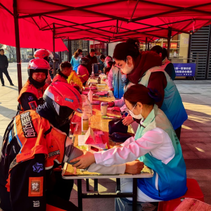 致敬城市“奔跑者”！共青团漯河市委为外卖快递小哥撑起一片“冬日暖阳”