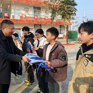 漯河市第三初级中学走进牛赵学校少年宫开展帮扶慰问活动