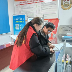 河南漯河：志愿红映透百姓心  小窗口传递大温情