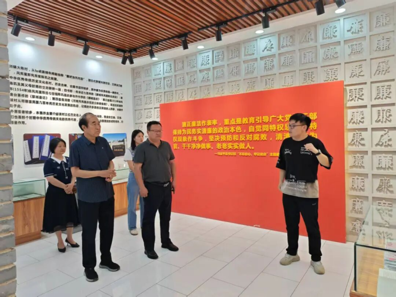 漯河市源汇区大刘镇大陈村清风堂获赠“公心自矢”牌匾